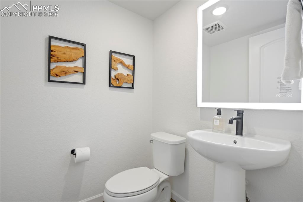 Image 22 of 50: Bathroom