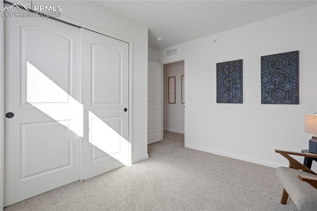 Image 33 of 50: Bedroom