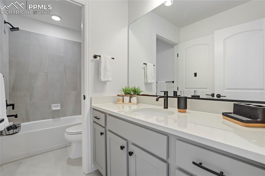 Image 34 of 50: Bathroom