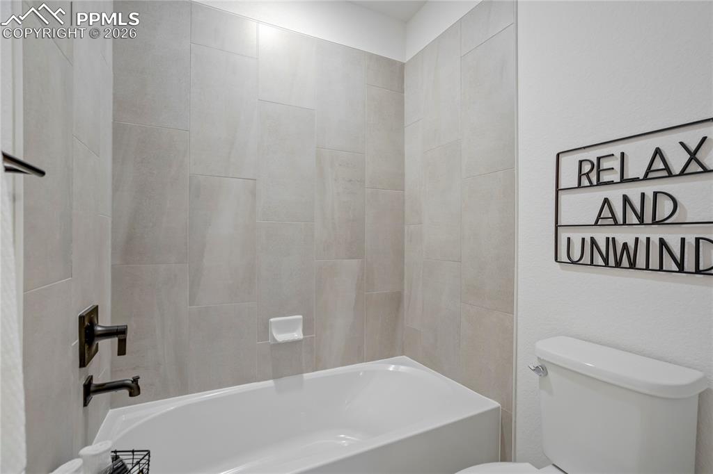 Image 35 of 50: Bathroom