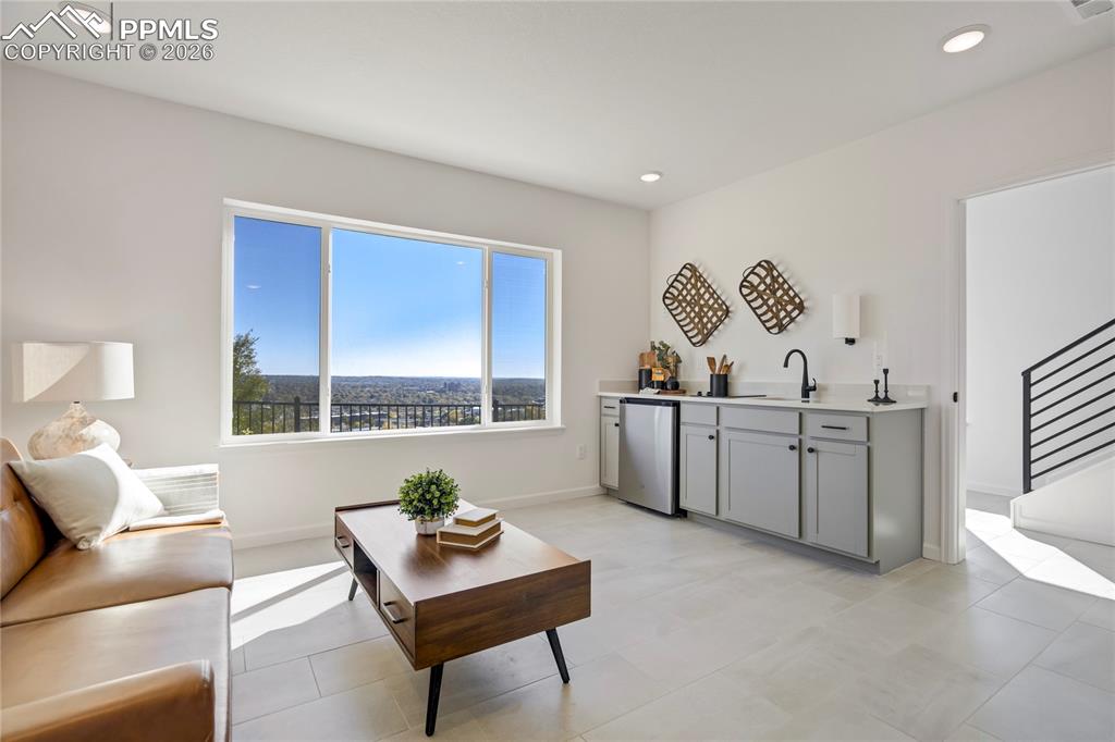 Image 40 of 50: Living Room