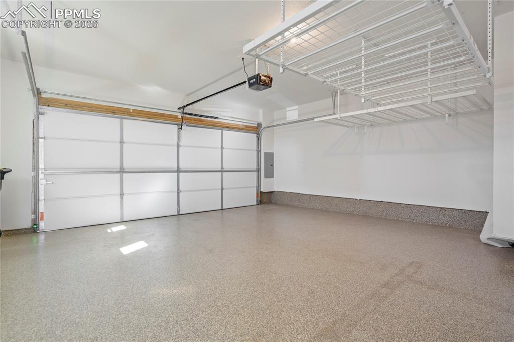 Image 45 of 50: Garage