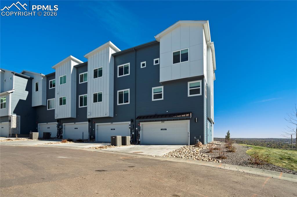 Image 46 of 50: Garage