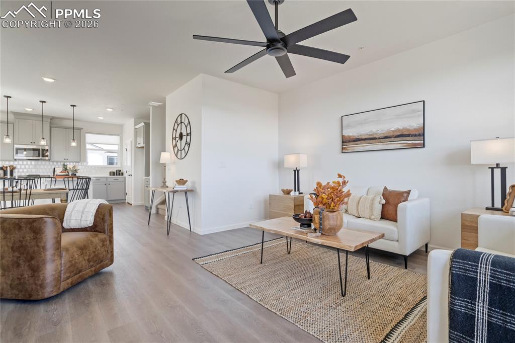 Image 7 of 50: Living Room