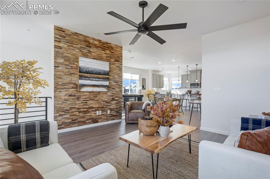 Image 8 of 50: Living Room