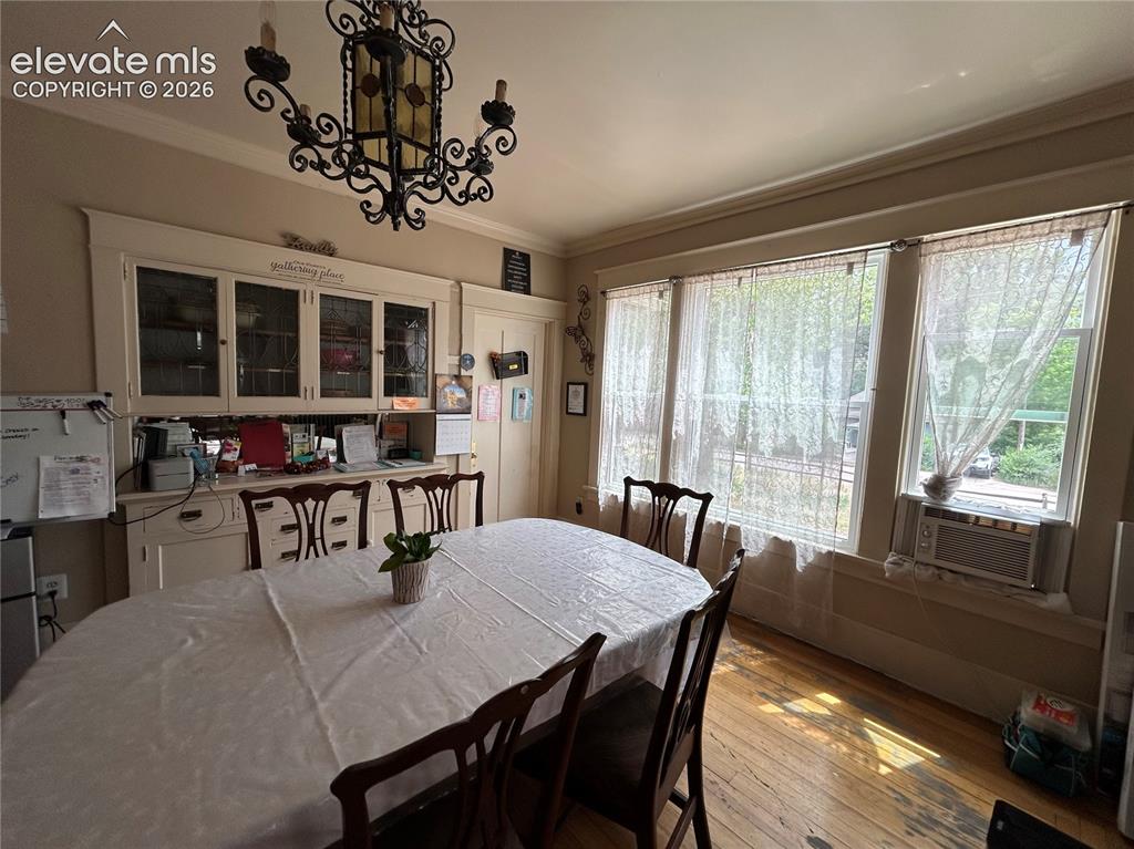 Image 10 of 31: Dining Area