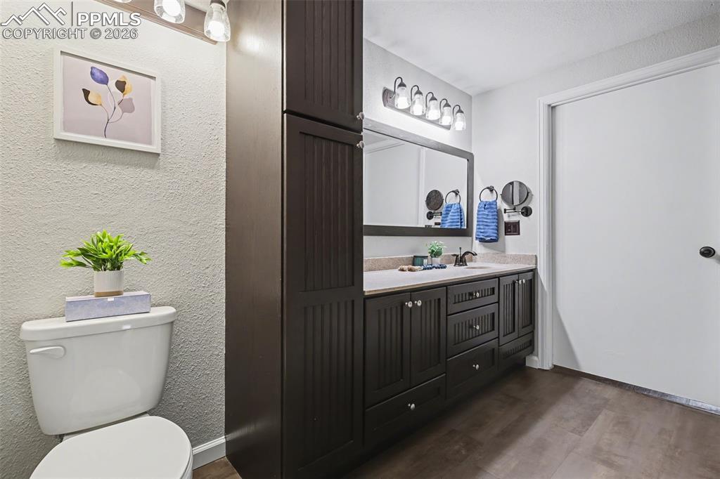 Image 16 of 31: Full bath that sits between bdrm 2&3