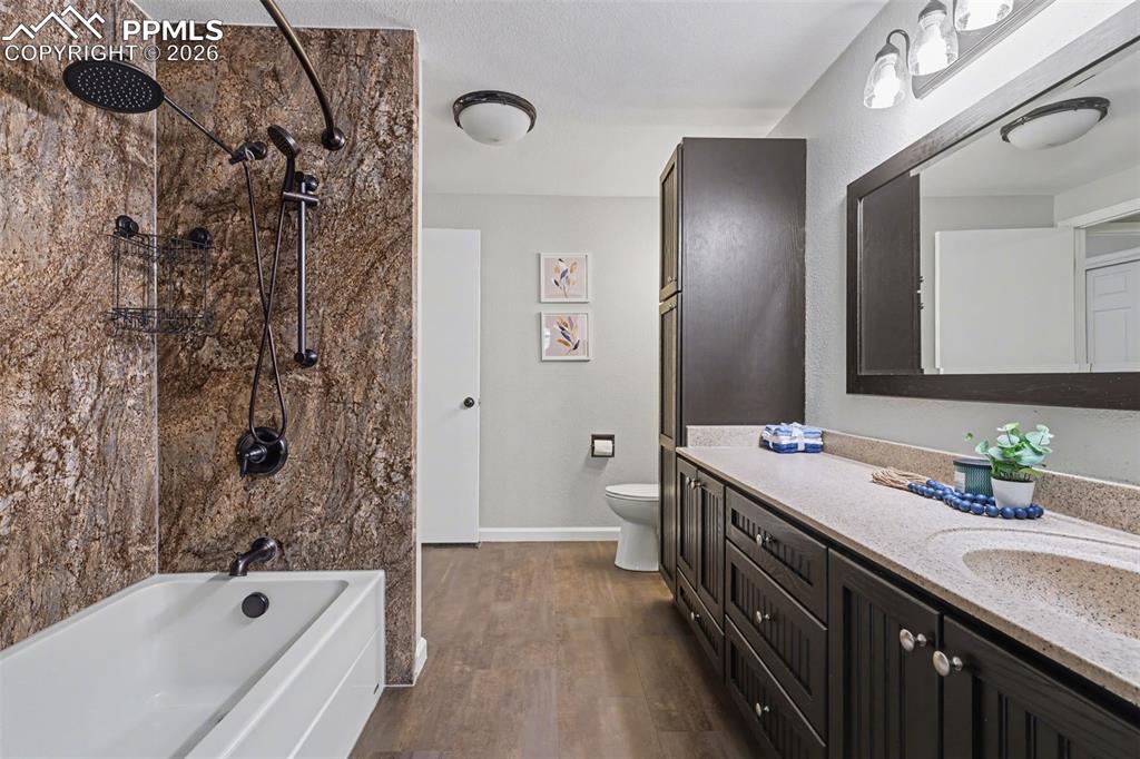 Image 17 of 31: Full bathroom