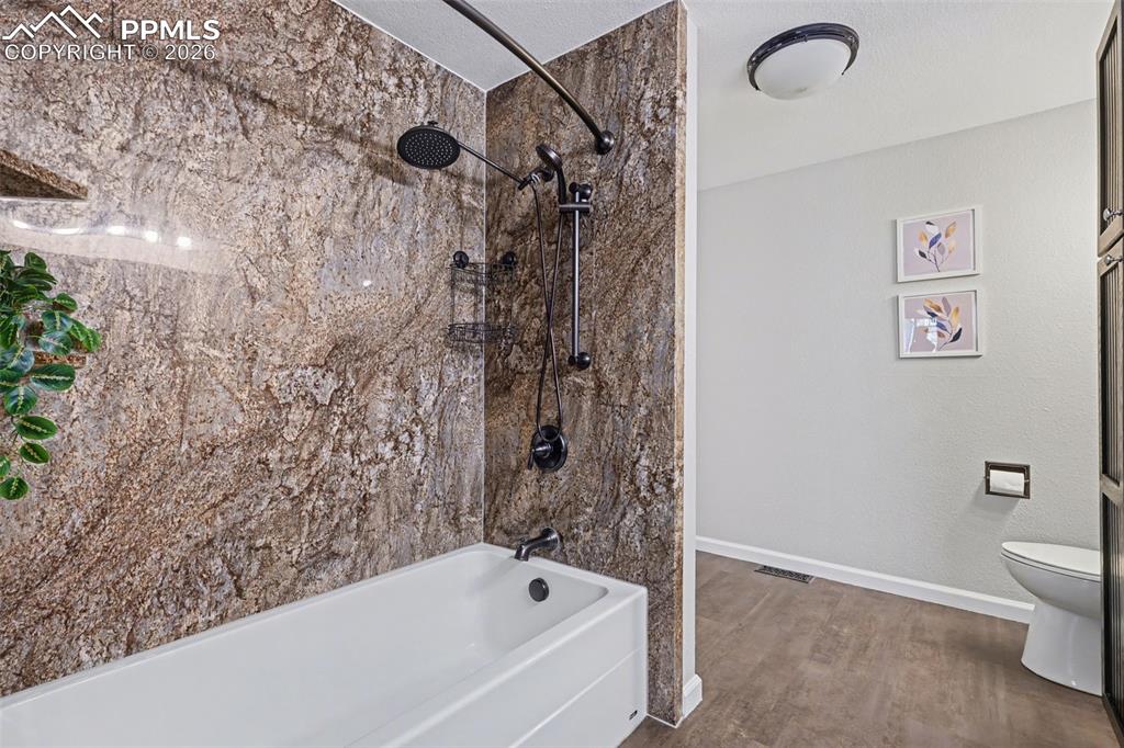 Image 18 of 31: Full bathroom