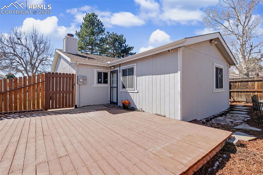 Image 25 of 31: Huge deck for outdoor living & cooking