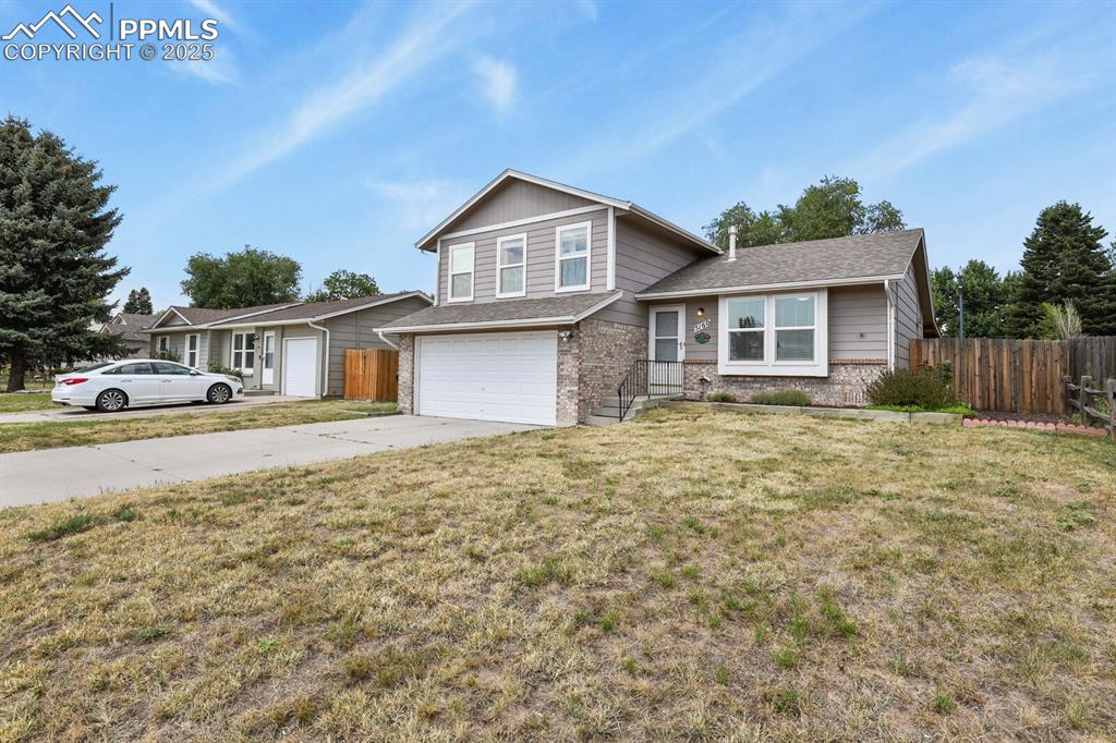 Image 2 of 31: Tri-level home 