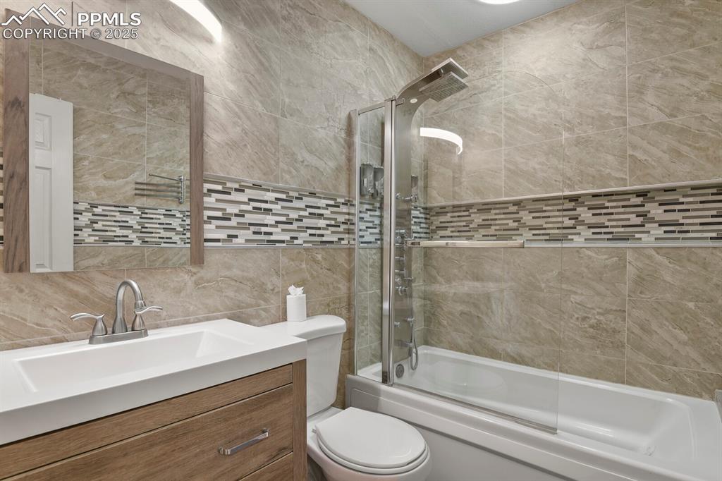 Image 20 of 31: Stylish full bathroom on upper level 