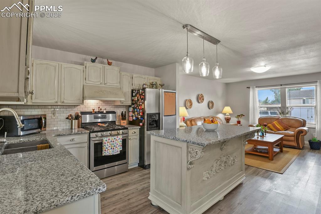 Image 9 of 31: Open concept living!