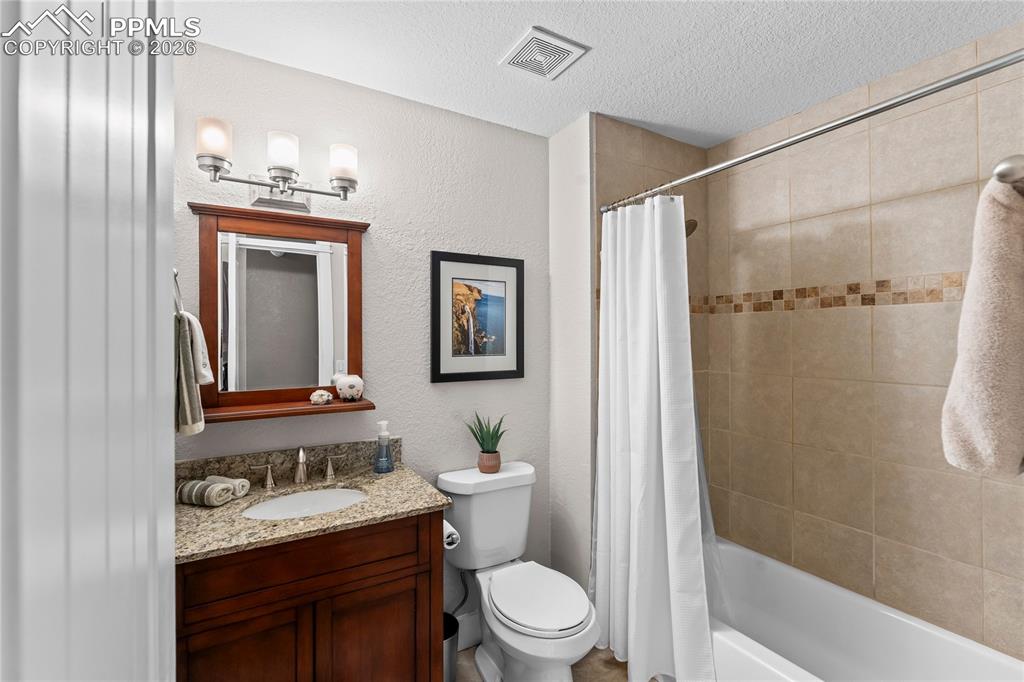 Image 13 of 34: Bathroom