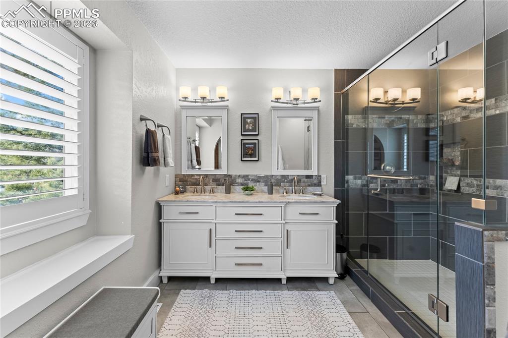 Image 16 of 34: Bathroom