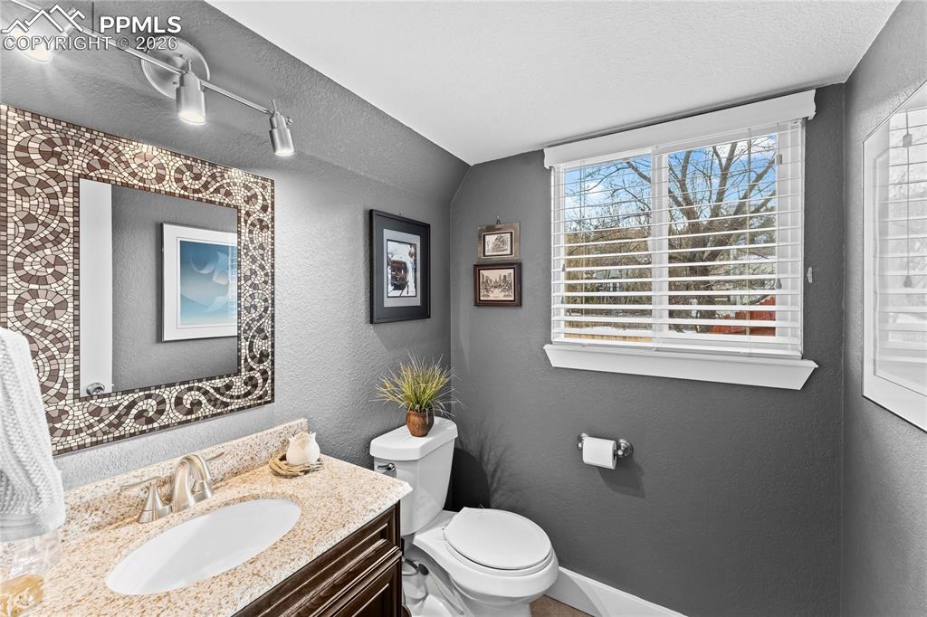 Image 24 of 34: Bathroom