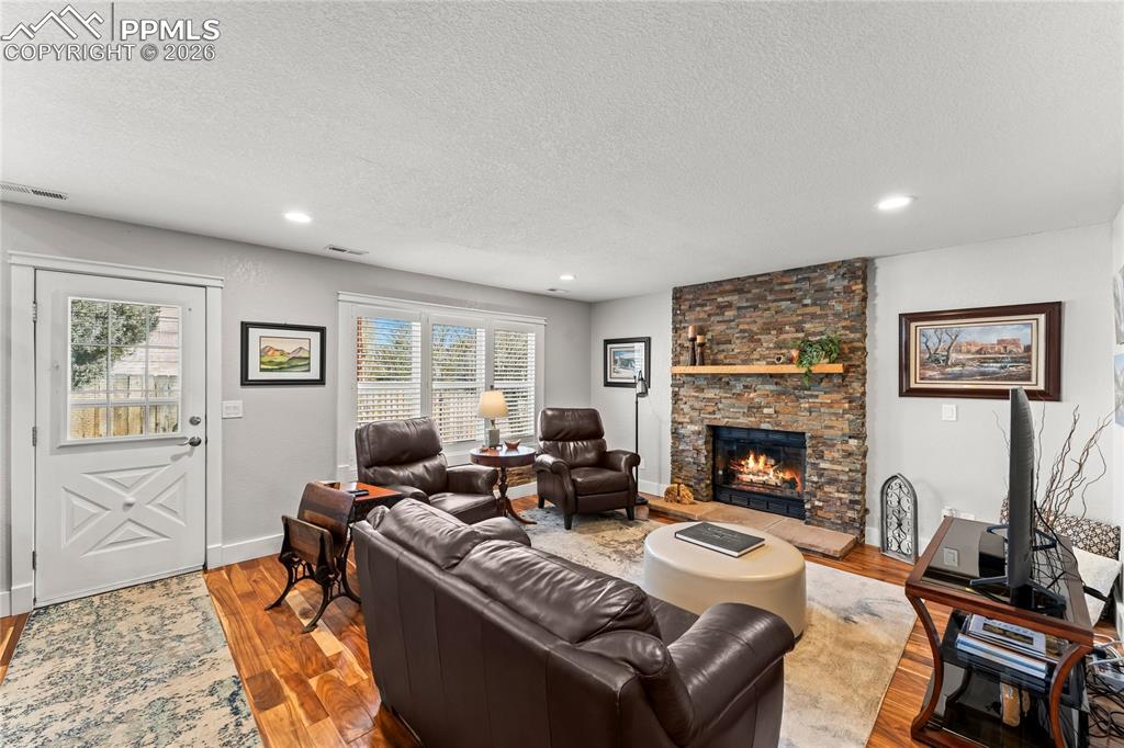 Image 25 of 34: Living Room