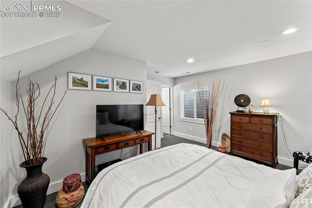 Image 28 of 34: Bedroom