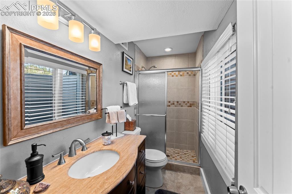 Image 29 of 34: Bathroom