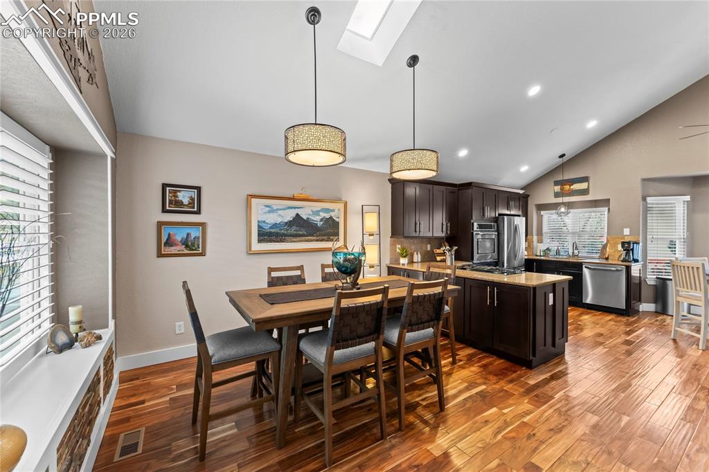 Image 3 of 34: Dining Area