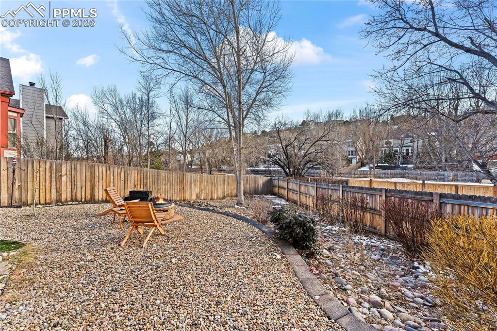 Image 31 of 34: Yard