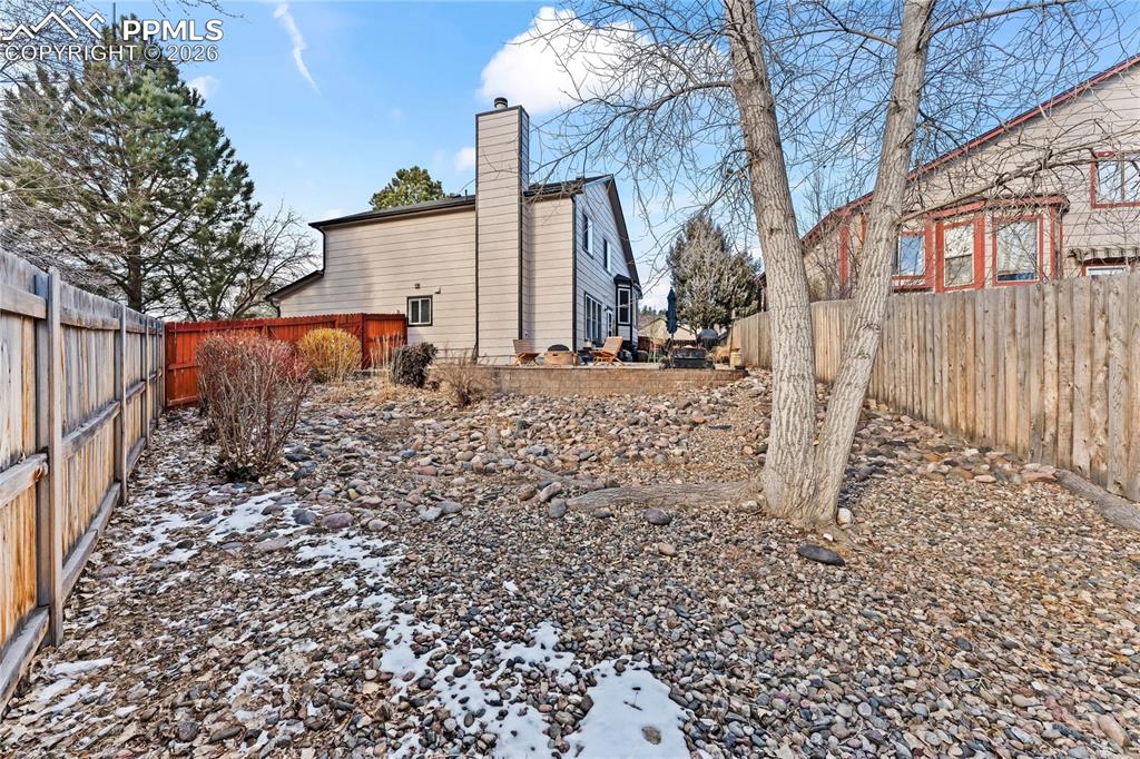 Image 32 of 34: Yard