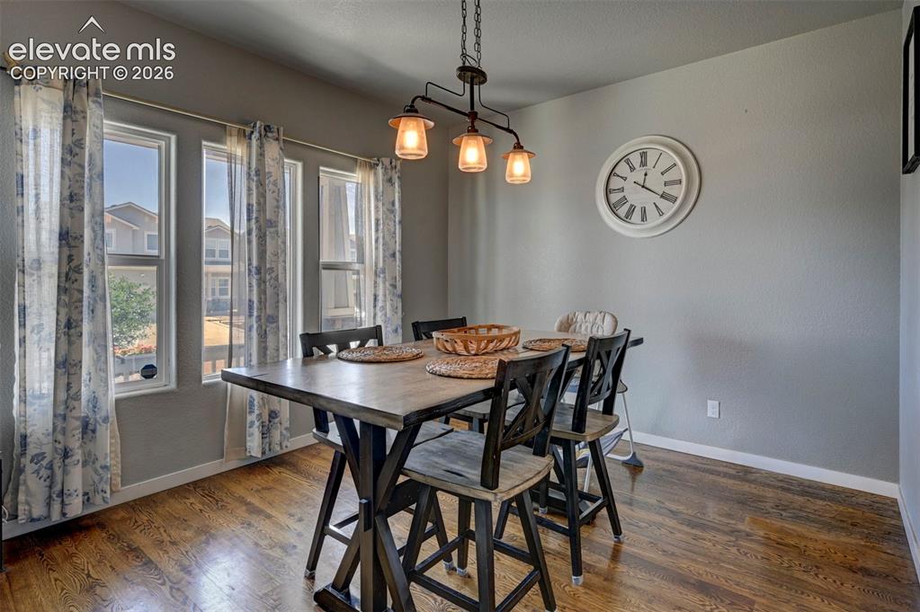 Image 10 of 50: Dining Area