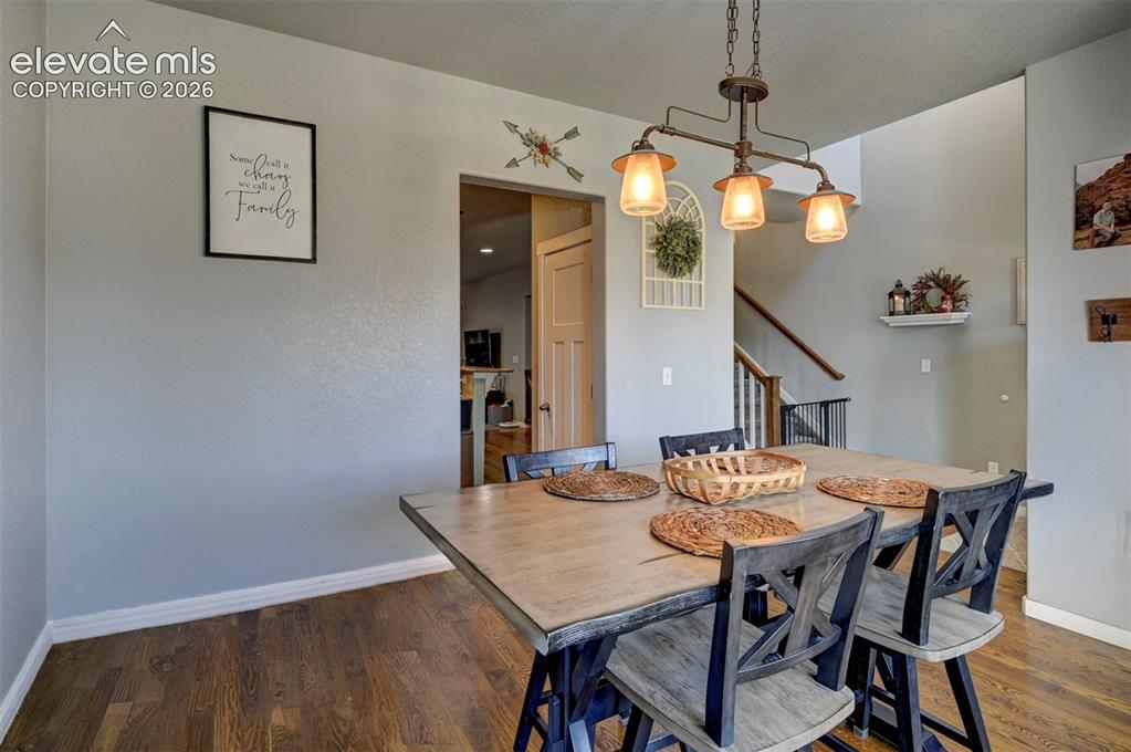 Image 11 of 50: Dining Area