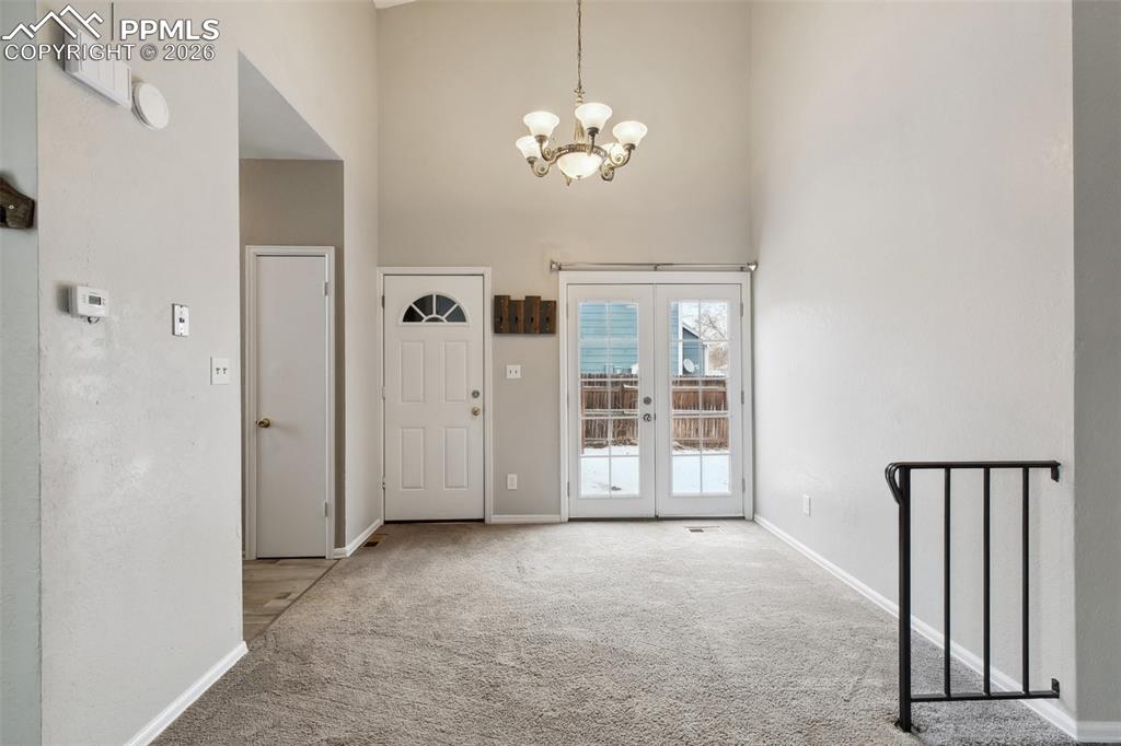 Image 10 of 32: Dining Room