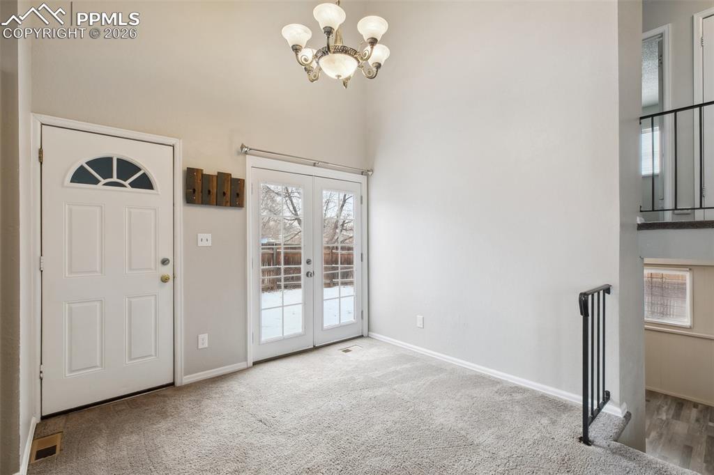 Image 11 of 32: Dining Room