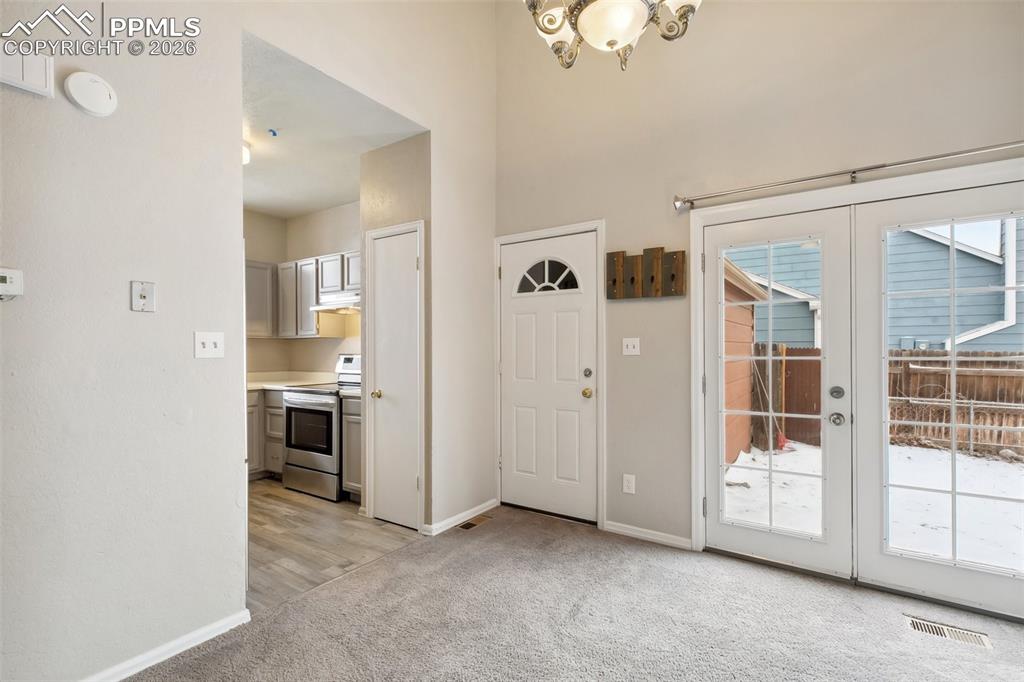 Image 12 of 32: Dining Room