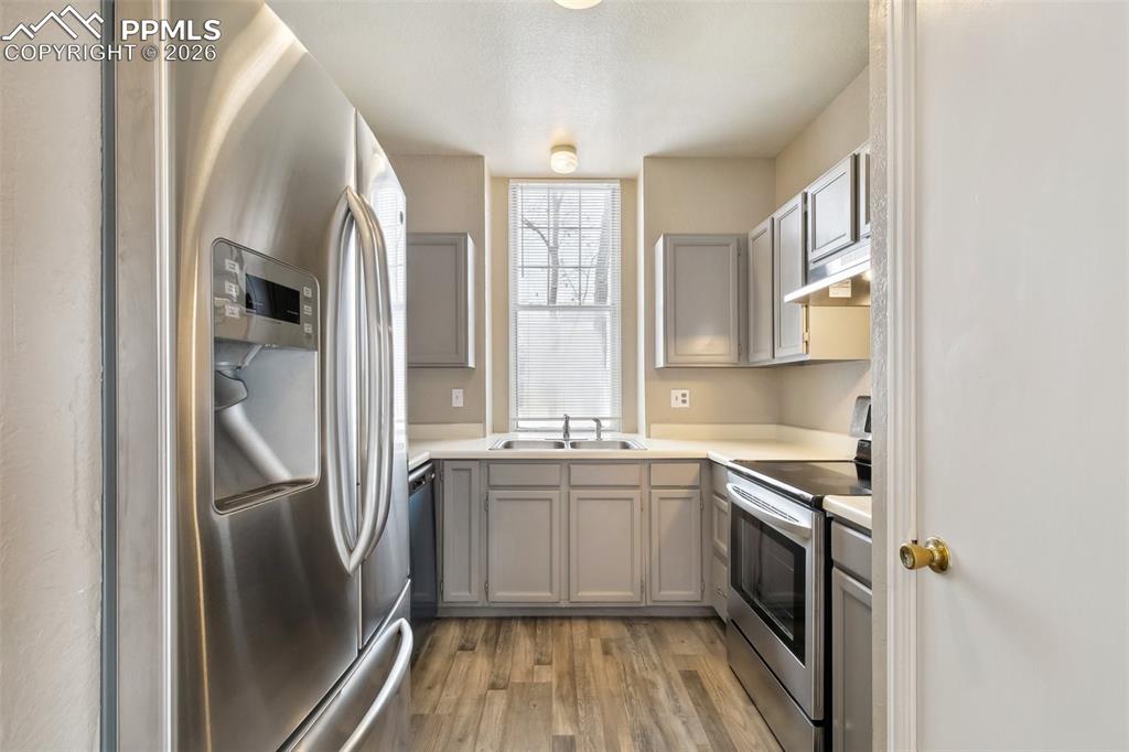 Image 13 of 32: Kitchen