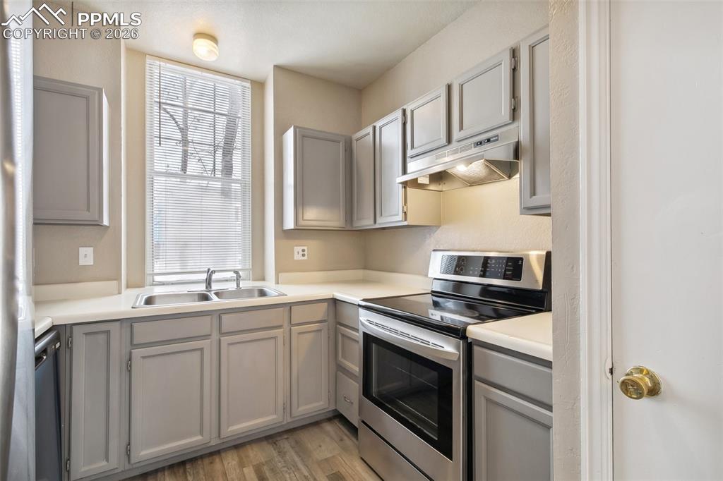 Image 14 of 32: Kitchen