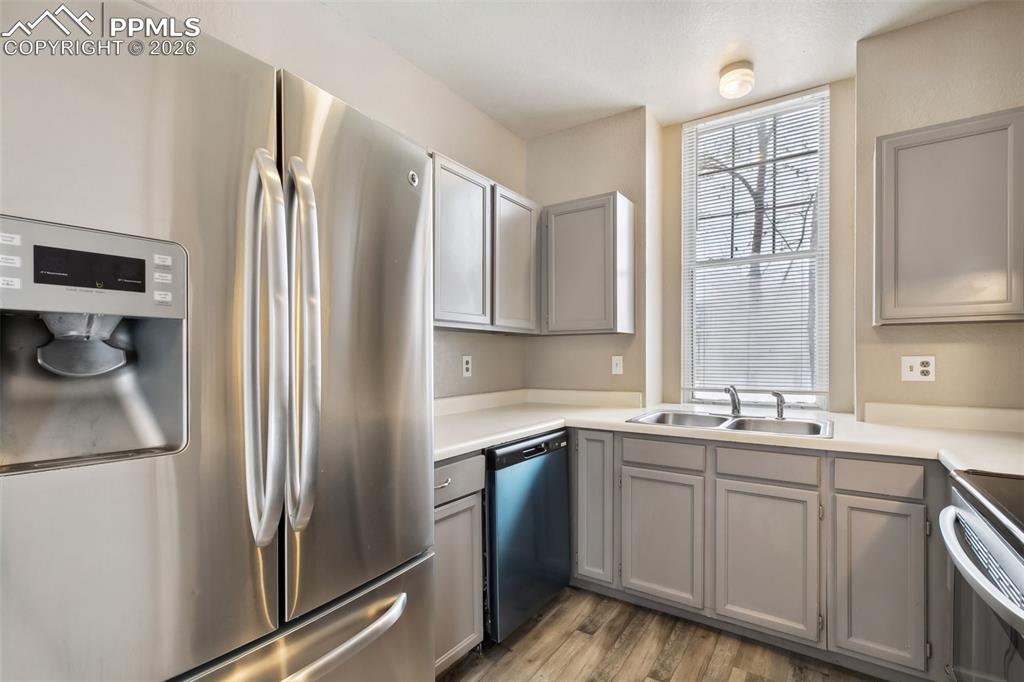 Image 15 of 32: Kitchen