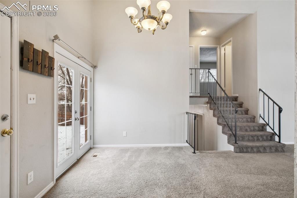 Image 16 of 32: Dining Room