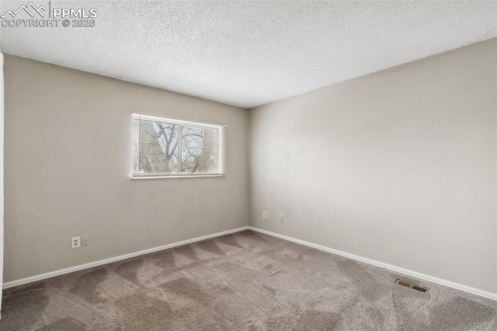 Image 21 of 32: Bedroom