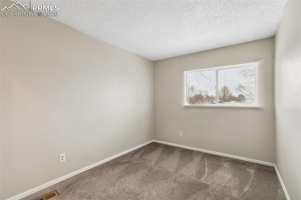 Image 23 of 32: Bedroom