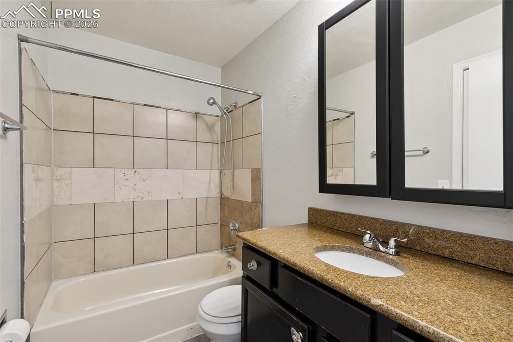 Image 24 of 32: Bathroom