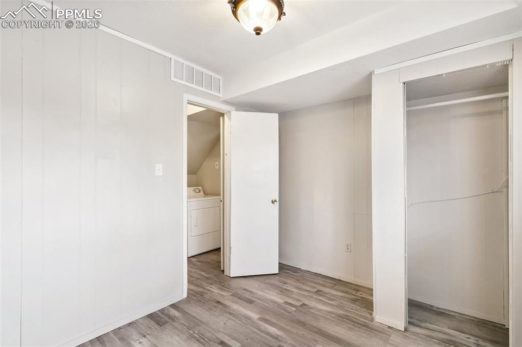 Image 27 of 32: Bedroom