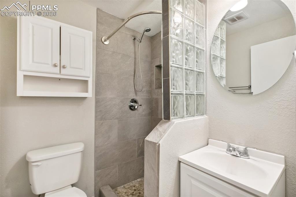 Image 28 of 32: Bathroom