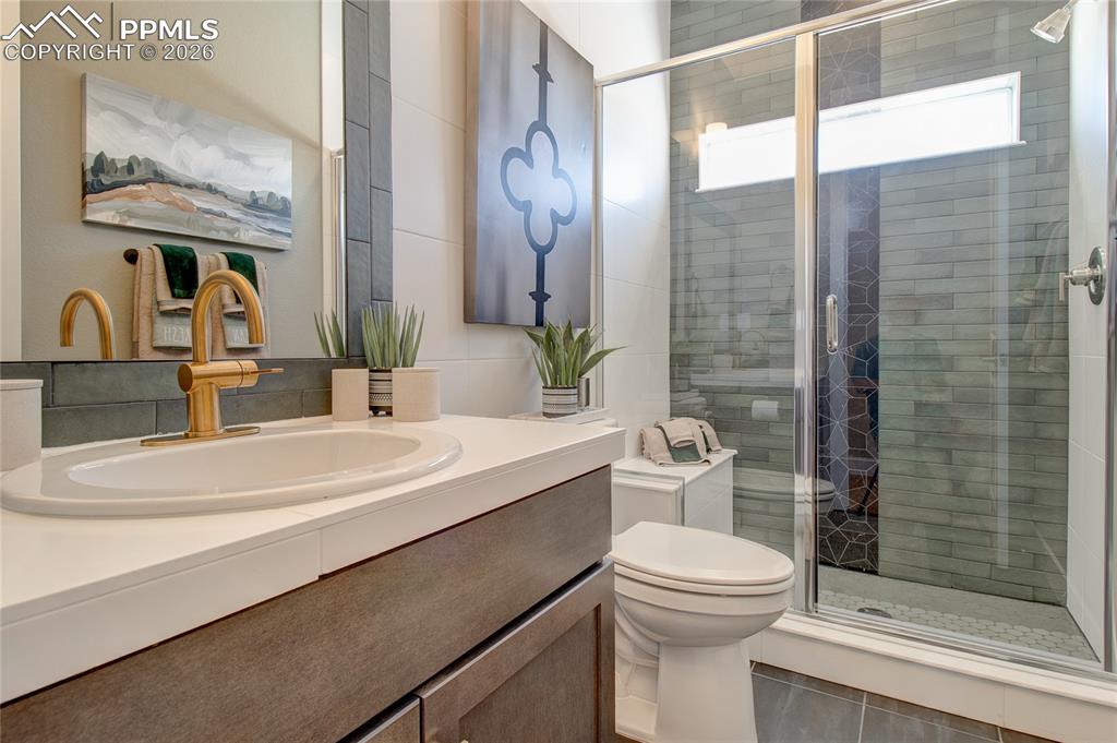 Image 27 of 40: Bathroom