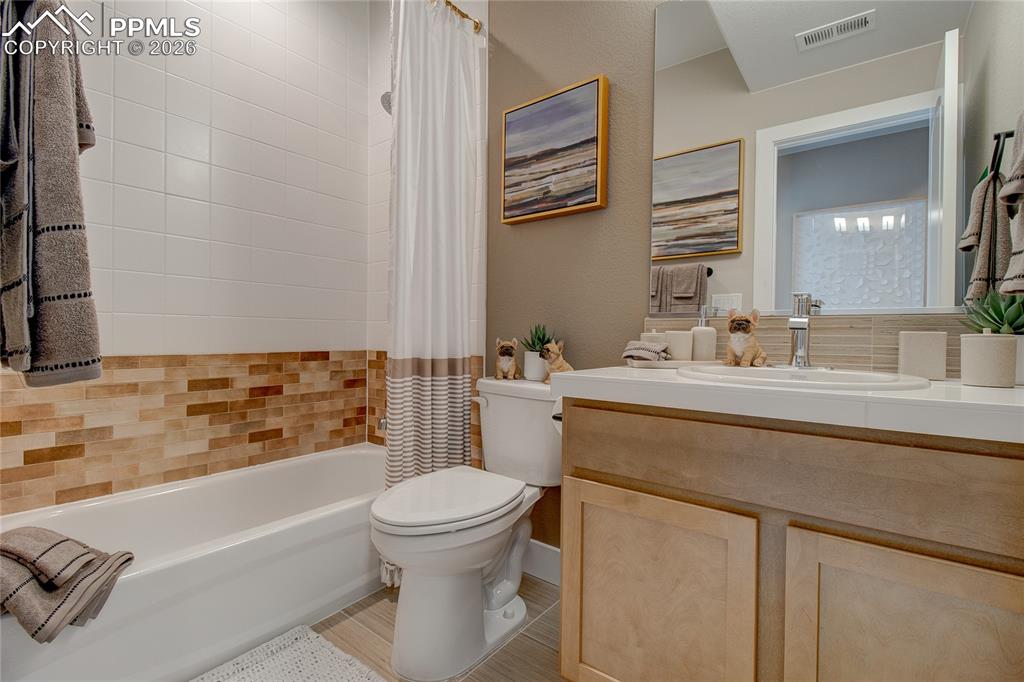 Image 31 of 40: Bathroom