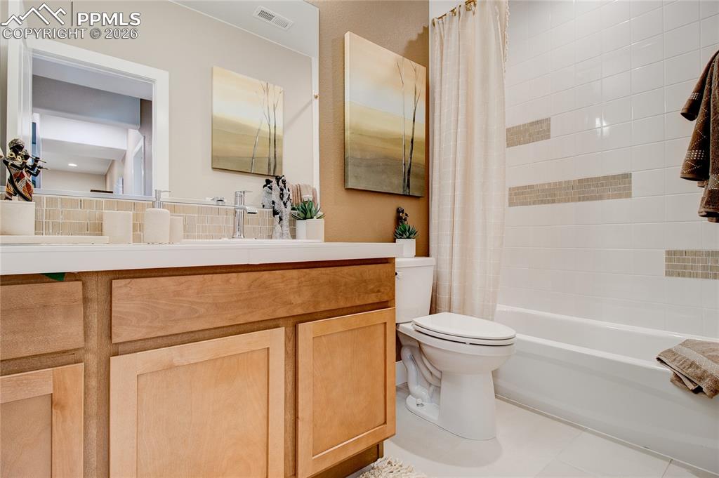 Image 38 of 40: Bathroom