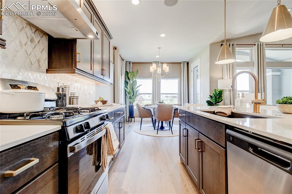 Image 8 of 40: Kitchen