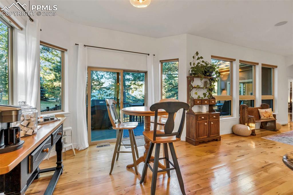 Image 14 of 49: Dining Area