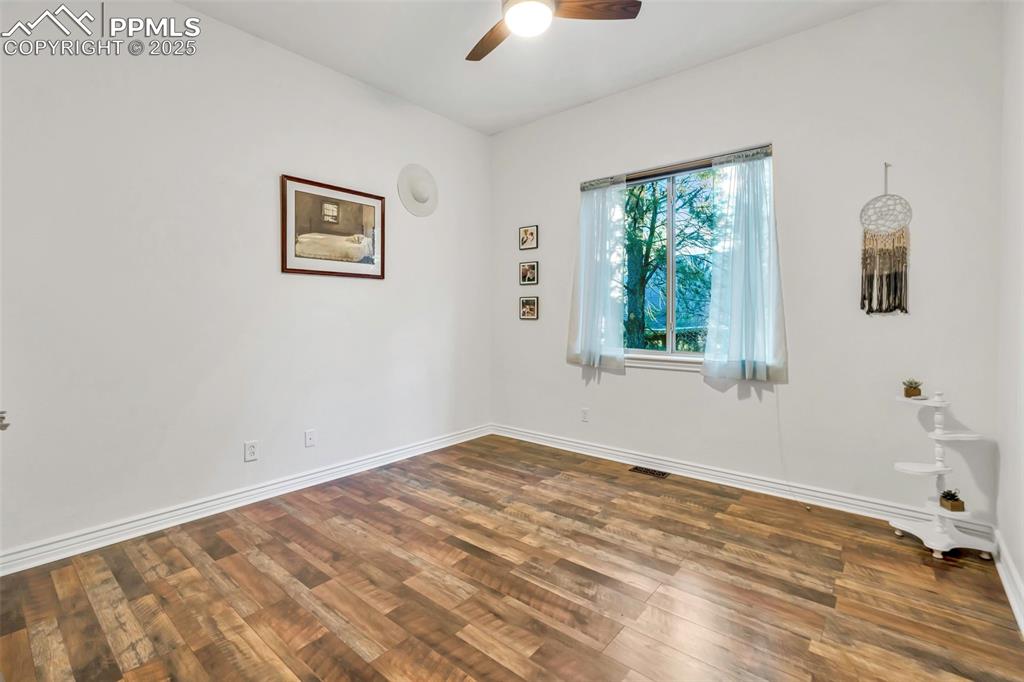 Image 31 of 49: Bedroom