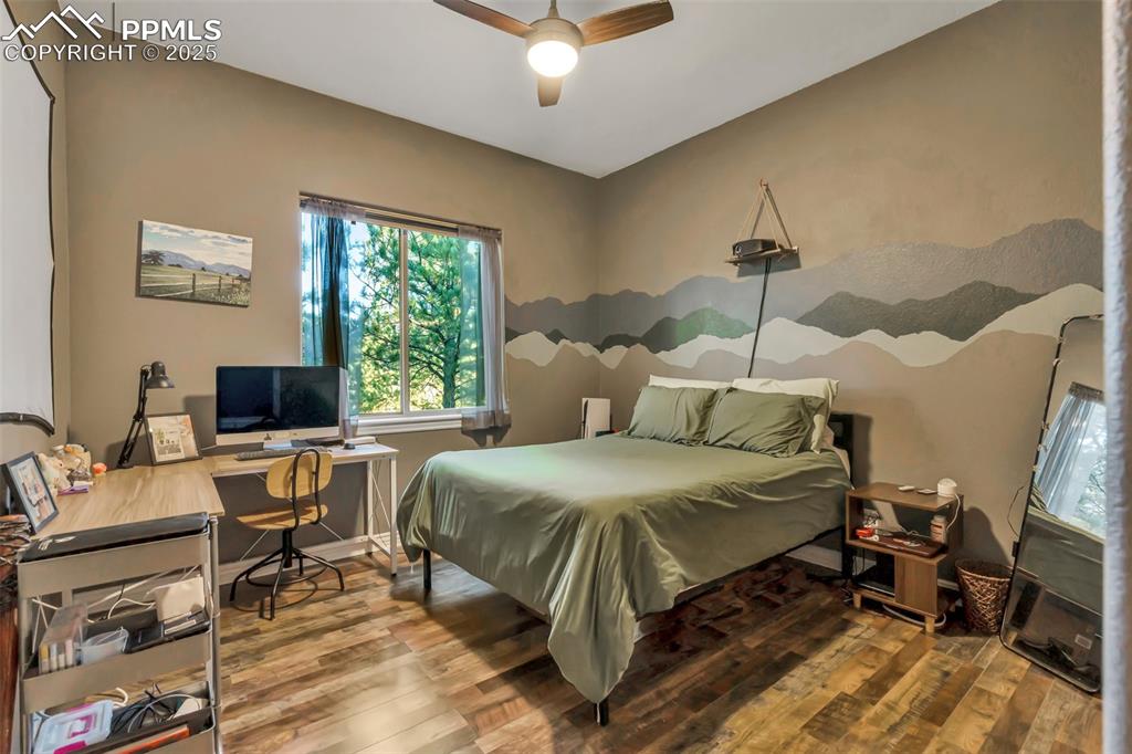 Image 33 of 49: Bedroom