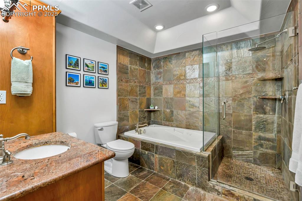 Image 35 of 49: Bathroom