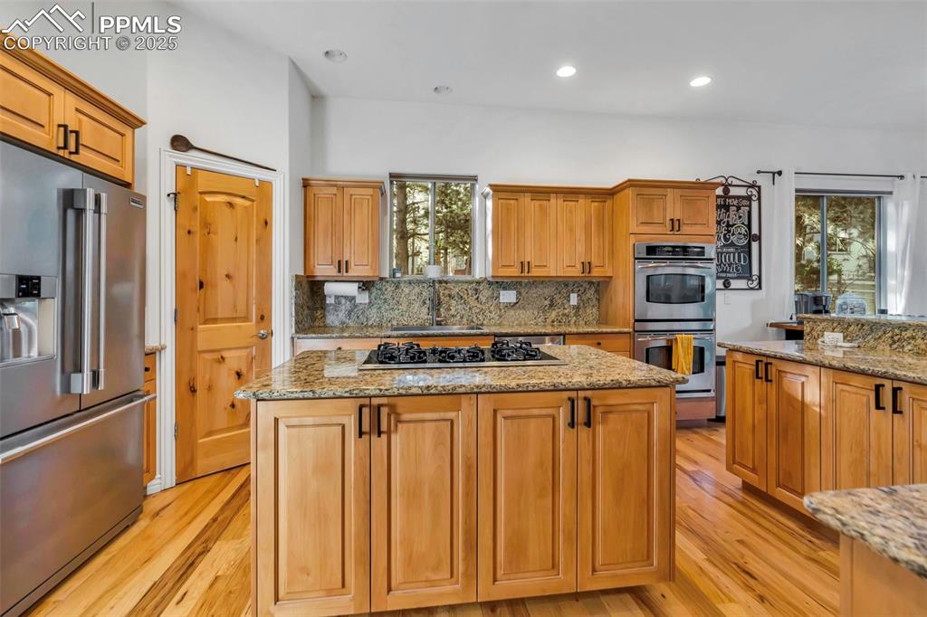 Image 9 of 49: Kitchen