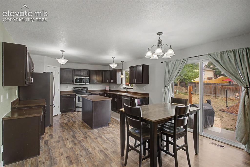 Image 16 of 33: Dining Area